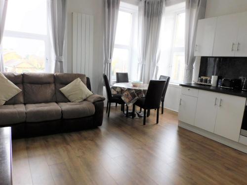 Comfortable 4 bed Apt in Paisley Next to Station