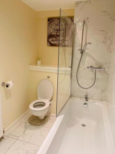 Modern 2 Bed Apartment Close to Gla Airport & M8 - image 11