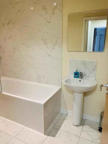 Modern 2 Bed Apartment Close to Gla Airport & M8 - image 14