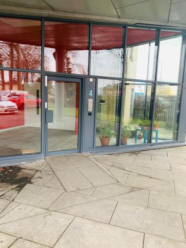 Modern 2 Bed Apartment Close to Gla Airport & M8 - main image
