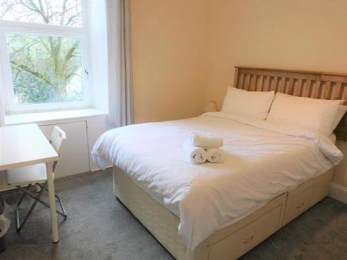 Comfortable 4 bed Apt in Paisley Next to Station