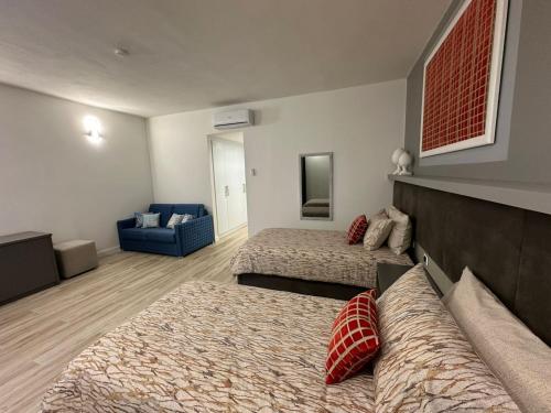 2 twin beds, 1 sofa bed