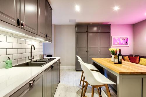 Stylish & Spacious 3 Bedroom Apt in Finnieston, West End, Glasgow (photo 5)