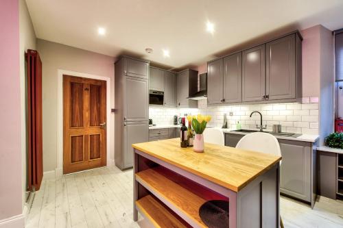 Stylish & Spacious 3 Bedroom Apt in Finnieston, West End, Glasgow (photo 9)