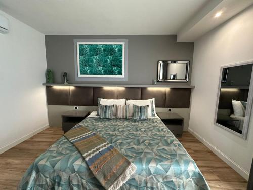 2 twin beds, 1 sofa bed