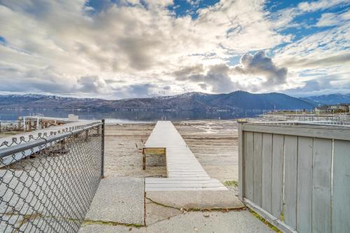 Manson Lake House with Grill Steps to Lake Chelan!