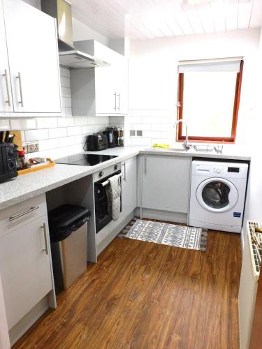 Charming  2 bed apt close to City and SEC/Hydro near Scotland Street School Museum