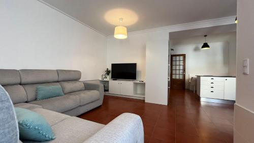 ห้องส่วนกลางสำหรับนั่งเล่น/ดูทีวี, Espírito Azul Guest House (Espirito Azul Guest House - Rooms To Rent, 2 minutes walking from the beach, Marina and our Dive Cen) in วิลา ฟรานกา โด เคมโป