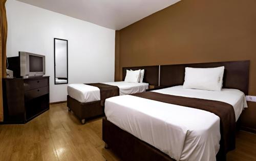 1 double bed, 1 twin bed