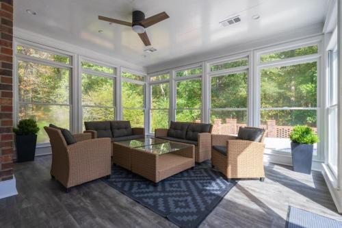 Grand Retreat - Luxury Vacation for Large Groups in Fayetteville (GA)