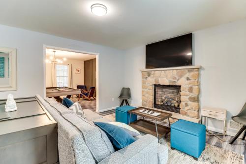 Poconos Home with Pool Access about 6 Mi to Ski Resort in Long Pond, USA
