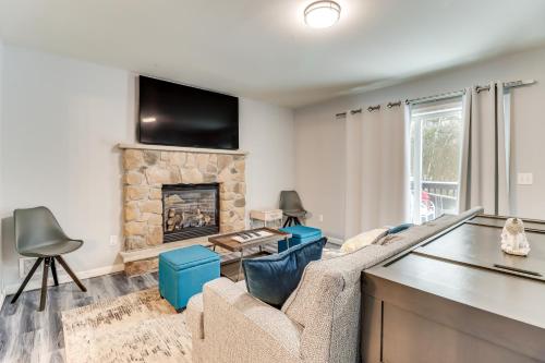 Poconos Home with Pool Access about 6 Mi to Ski Resort in Long Pond, USA