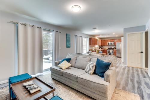 Poconos Home with Pool Access about 6 Mi to Ski Resort in Long Pond, USA