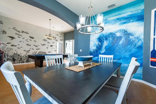 A Wave From it All! Pet friendly, Private heated pool home with fire pit! in Bradenton, USA