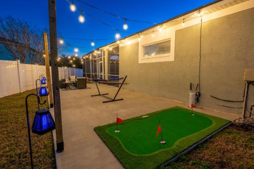 A Wave From it All! Pet friendly, Private heated pool home with fire pit! in Bradenton, USA