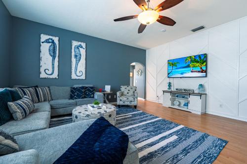A Wave From it All! Pet friendly, Private heated pool home with fire pit! in Bradenton, USA