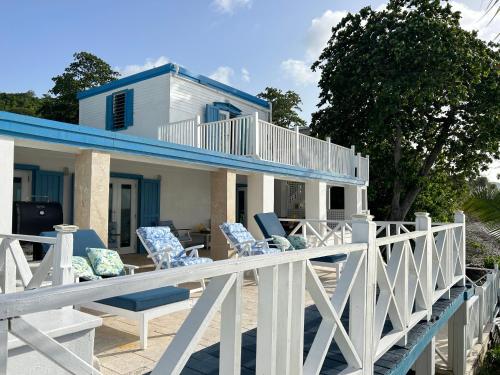Rõdu/terrass, North Star Villa Oceanfront Family-Retreat With Pool in Frederiksted