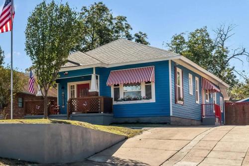 Stockyards Patriot Outpost - Sleeps 8 - Just 3/4 Miles