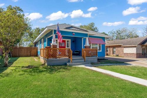 Stockyards Patriot Outpost - Sleeps 8 - Just 3/4 Miles in Fort Worth, USA