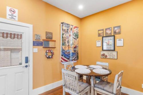 Stockyards Patriot Outpost - Sleeps 8 - Just 3/4 Miles in Fort Worth, USA