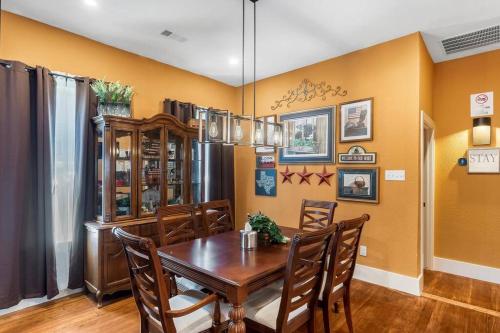 Stockyards Patriot Outpost - Sleeps 8 - Just 3/4 Miles in Fort Worth, USA