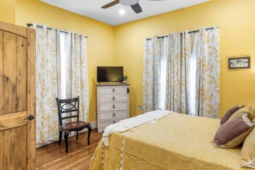 Stockyards Patriot Outpost - Sleeps 8 - Just 3/4 Miles