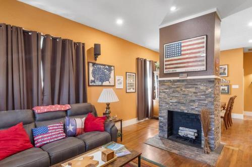 Stockyards Patriot Outpost - Sleeps 8 - Just 3/4 Miles