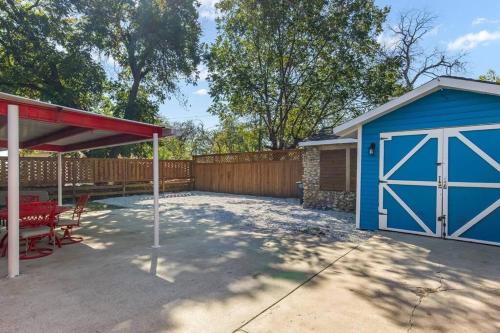 Stockyards Patriot Outpost - Sleeps 8 - Just 3/4 Miles