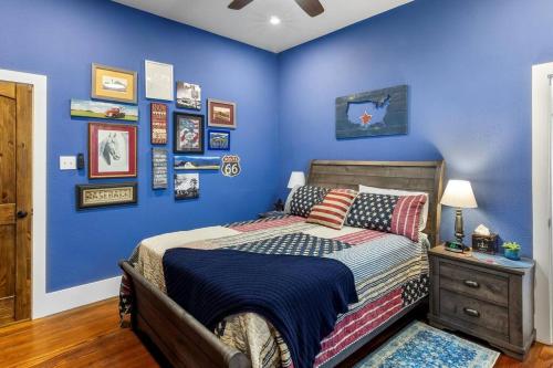 Stockyards Patriot Outpost - Sleeps 8 - Just 3/4 Miles