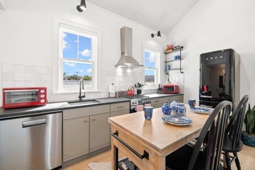 Romeo y Julieta by Brightwild Steps to 7th Ave near Ybor Városi Állami Múzeum