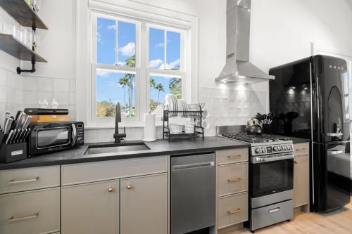 Romeo y Julieta by Brightwild Steps to 7th Ave near Ybor Városi Állami Múzeum