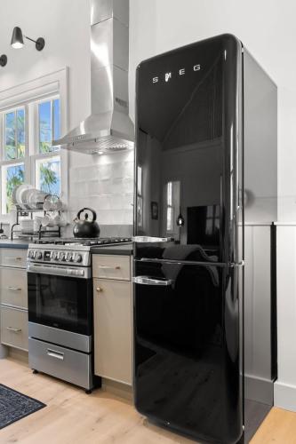 Romeo y Julieta by Brightwild Steps to 7th Ave near Ybor Városi Állami Múzeum