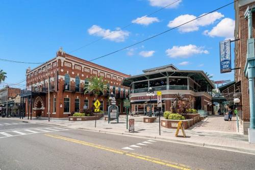 Romeo y Julieta by Brightwild Steps to 7th Ave near Ybor Városi Állami Múzeum