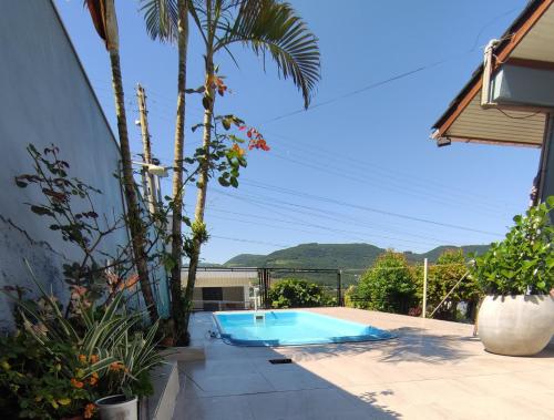 Quarto, piscina e acesso exclusivo