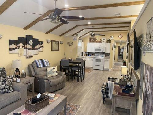 Stockyards Cowtown Outpost-Less than 4 minutes to StockYards-Sleeps 8 in Fort Worth, USA
