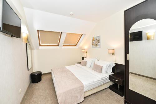 Suite with King Bed and Sofa Bed - Non-Smoking image 5