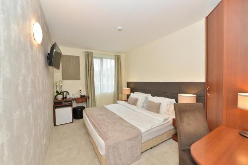 Best Western Art Plaza Hotel - image 7