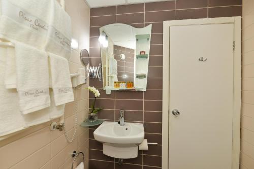 Double Room with Double Bed - Non-Smoking image 6