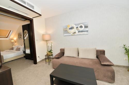 Suite with King Bed and Sofa Bed - Non-Smoking image 9
