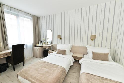 Double Room with Two Single Beds - Non-Smoking image 6