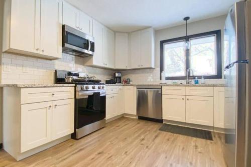King Beds, Sleeps 11, *Entertainment Included!* in Burnsville