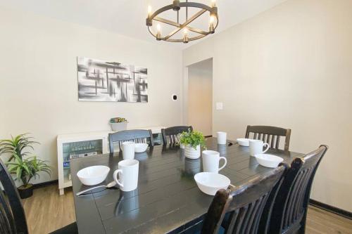 King Beds, Sleeps 11, *Entertainment Included!* in Burnsville (Minnesota)