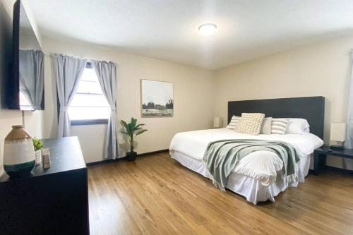 King Beds, Sleeps 11, *Entertainment Included!* in Burnsville