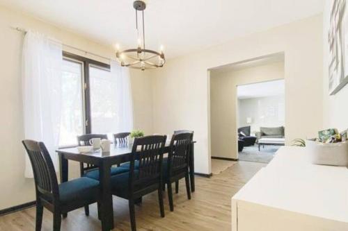 King Beds, Sleeps 11, *Entertainment Included!* in Burnsville
