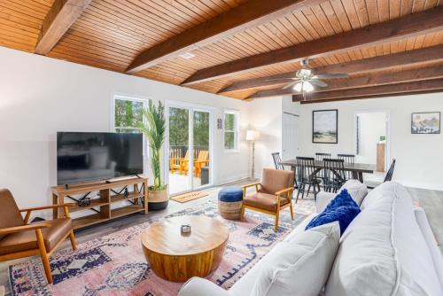 Modern Harpers Ferry Cabin W Hot Tub Deck Wifi - Harpers Ferry, WV
