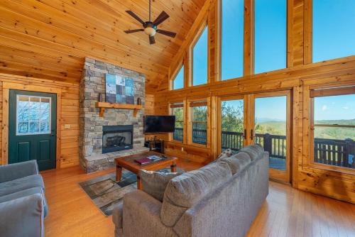 The Mountain Hideout~Swings~Hot Tub~Views~Decks in Swiss, USA