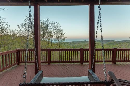 The Mountain Hideout~Swings~Hot Tub~Views~Decks in Swiss, USA