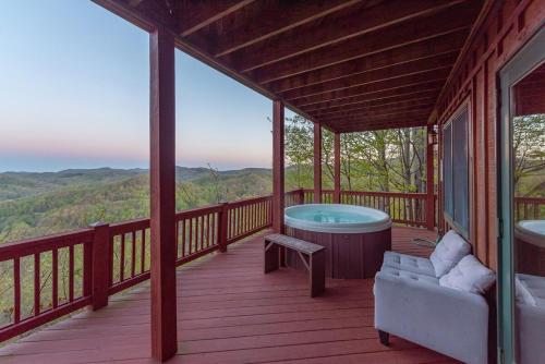 The Mountain Hideout~Swings~Hot Tub~Views~Decks in Swiss, USA