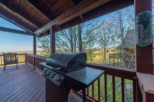 The Mountain Hideout~Swings~Hot Tub~Views~Decks in Swiss, USA