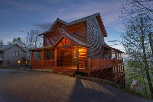 The Mountain Hideout~Swings~Hot Tub~Views~Decks in Swiss, USA